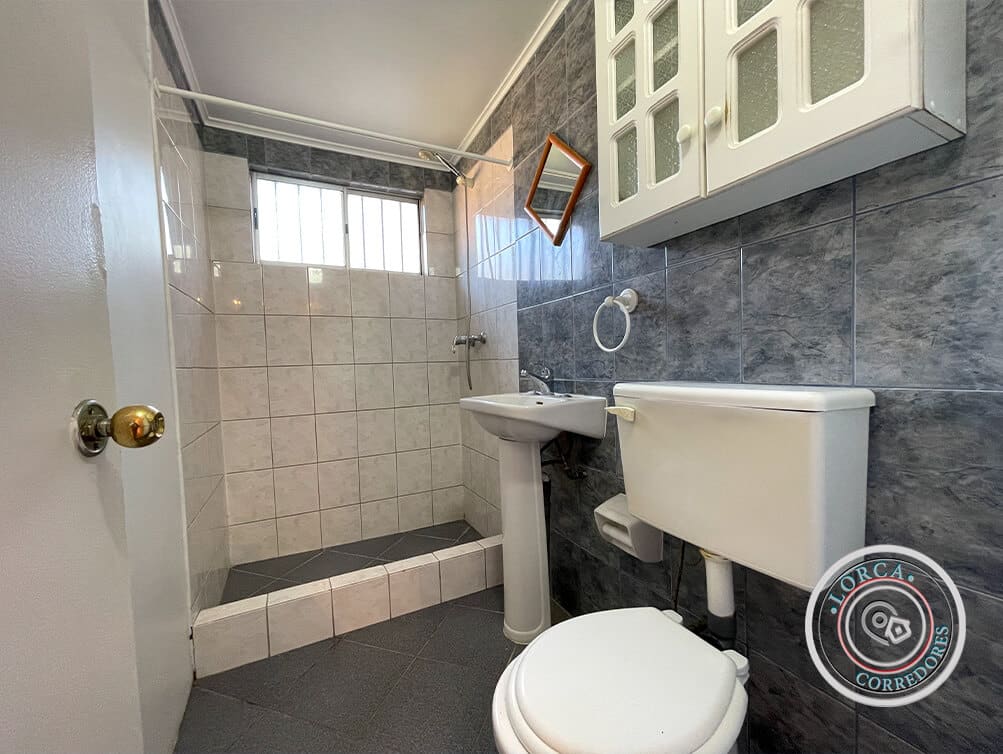 Casa en Venta Sector Teniente Serrano, Los Pinos, Quilpué | 3 Dormitorios (2 en Suite), 3 Baños, 118 m² Construidos sobre 500 m² de Terreno, 4 Estacionamientos, Gran Patio con Quincho y Riego Automático, UF 4.139