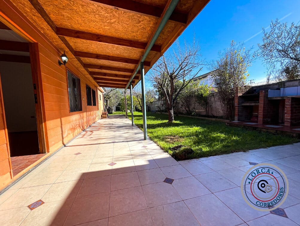 Casa en Venta Sector Teniente Serrano, Los Pinos, Quilpué | 3 Dormitorios (2 en Suite), 3 Baños, 118 m² Construidos sobre 500 m² de Terreno, 4 Estacionamientos, Gran Patio con Quincho y Riego Automático, UF 4.139
