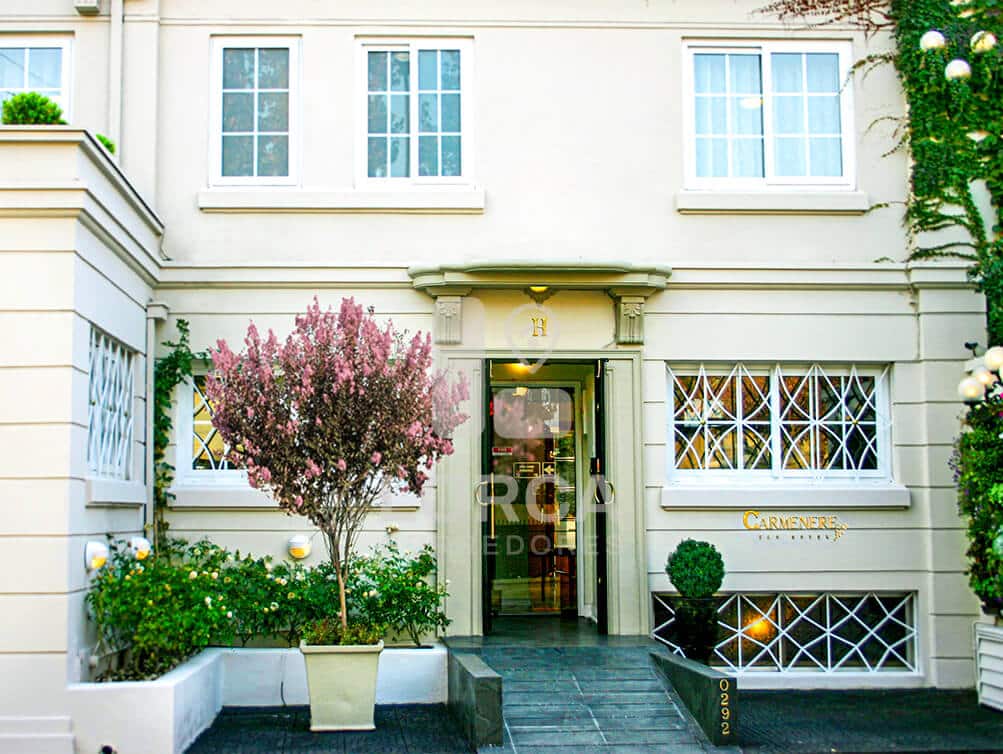 Casona Estilo Francés en Venta Barrio Italia, Providencia, Santiago — Ex Hotel Boutique, 5 Dormitorios en Suite + 7 Baños, 2 Pisos y Subterráneo, Cava de Vino, Jardín con Parrón, Normativa 4 Pisos, UF 16.500