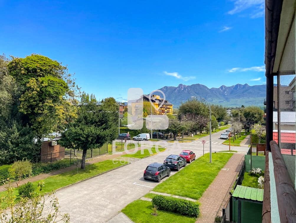 Departamento en Venta Edificio Rukamahuida, Centro de Pucón | 3 Dormitorios, 2 Baños, 65 m² Útiles, Piso 3, Terraza con Vista a las Montañas, con Estacionamiento y Bodega, Edificio con Piscina, UF 5.600