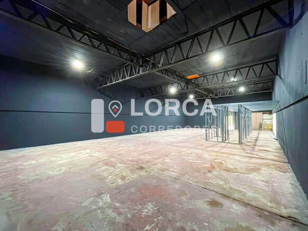 Local Comercial en Arriendo Av. Baquedano, Centro de Quilpué | Galpón Amplio con Techo Alto, Estructura Metálica a la Vista, Zona C1 del PRC (Comercio, Gastronomía, Servicios, Salud, Educación, Gimnasio, Oficinas y Más), Frente a Av. Principal con Alto Flujo Peatonal y Vehicular, $2.500.000