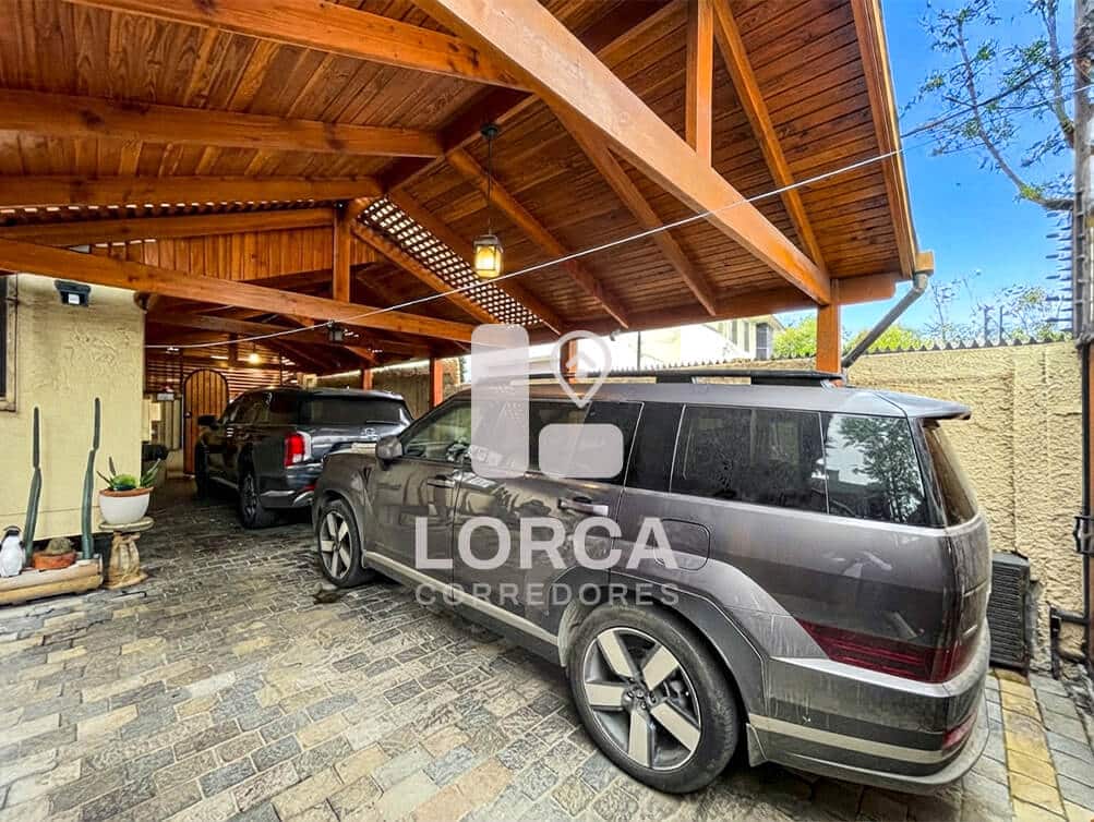 Casa en Venta Sector Hernando de Aguirre, Providencia, Santiago | 2 Pisos, 6 Dormitorios (1 Suite Principal con Walking y Tina de Hidromasaje), 4 Baños, 148 m² Útiles sobre 225 m² de Terreno, Quincho con Horno y Parrilla, Techo Retráctil, 2 Estacionamientos Techados, UF 14.000