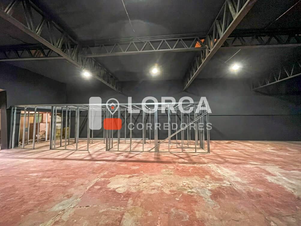 Local Comercial en Arriendo Av. Baquedano, Centro de Quilpué | Galpón Amplio con Techo Alto, Estructura Metálica a la Vista, Zona C1 del PRC (Comercio, Gastronomía, Servicios, Salud, Educación, Gimnasio, Oficinas y Más), Frente a Av. Principal con Alto Flujo Peatonal y Vehicular, $2.500.000