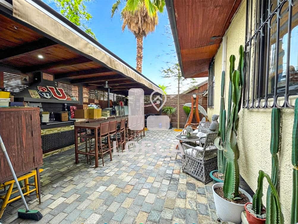 Casa en Venta Sector Hernando de Aguirre, Providencia, Santiago | 2 Pisos, 6 Dormitorios (1 Suite Principal con Walking y Tina de Hidromasaje), 4 Baños, 148 m² Útiles sobre 225 m² de Terreno, Quincho con Horno y Parrilla, Techo Retráctil, 2 Estacionamientos Techados, UF 14.000