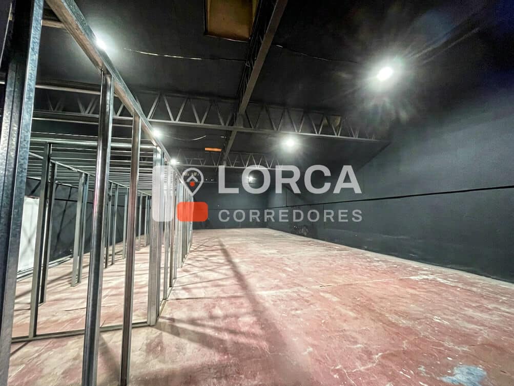 Local Comercial en Arriendo Av. Baquedano, Centro de Quilpué | Galpón Amplio con Techo Alto, Estructura Metálica a la Vista, Zona C1 del PRC (Comercio, Gastronomía, Servicios, Salud, Educación, Gimnasio, Oficinas y Más), Frente a Av. Principal con Alto Flujo Peatonal y Vehicular, $2.500.000