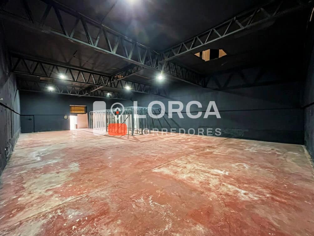 Local Comercial en Arriendo Av. Baquedano, Centro de Quilpué | Galpón Amplio con Techo Alto, Estructura Metálica a la Vista, Zona C1 del PRC (Comercio, Gastronomía, Servicios, Salud, Educación, Gimnasio, Oficinas y Más), Frente a Av. Principal con Alto Flujo Peatonal y Vehicular, $2.500.000