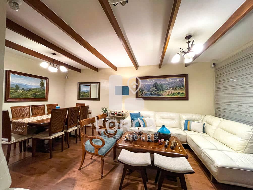 Casa en Venta Sector Hernando de Aguirre, Providencia, Santiago | 2 Pisos, 6 Dormitorios (1 Suite Principal con Walking y Tina de Hidromasaje), 4 Baños, 148 m² Útiles sobre 225 m² de Terreno, Quincho con Horno y Parrilla, Techo Retráctil, 2 Estacionamientos Techados, UF 14.000