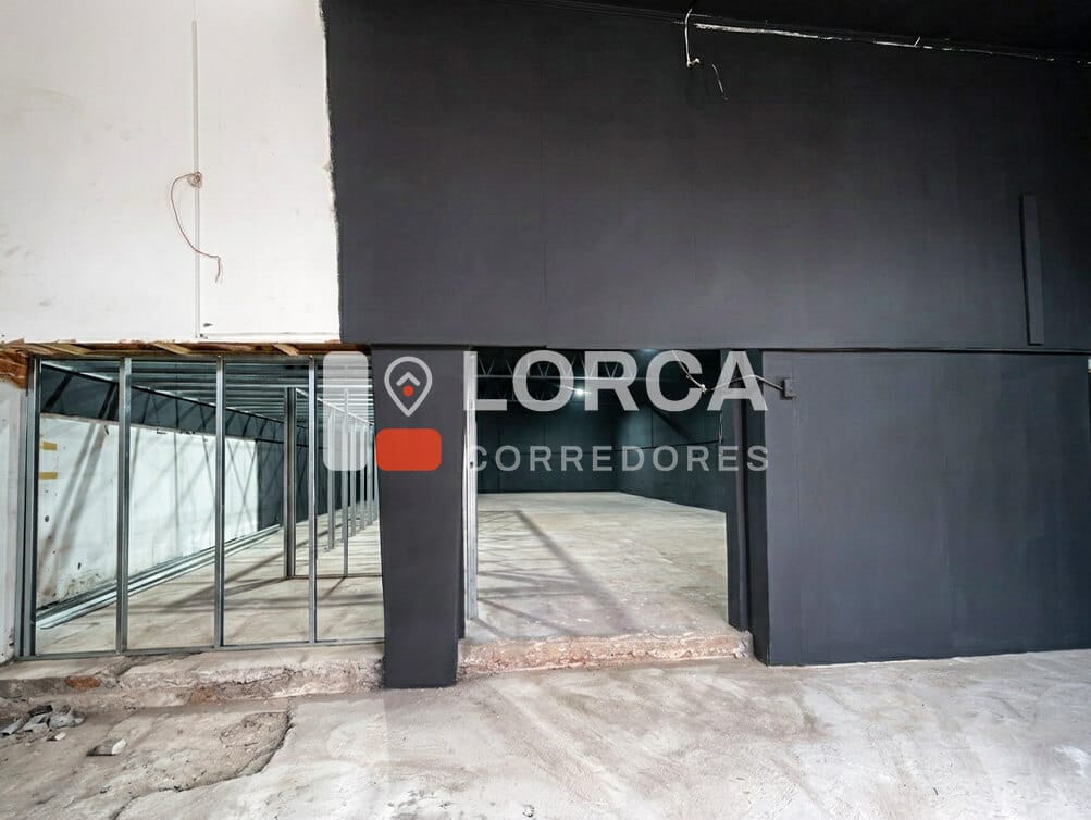 Local Comercial en Arriendo Av. Baquedano, Centro de Quilpué | Galpón Amplio con Techo Alto, Estructura Metálica a la Vista, Zona C1 del PRC (Comercio, Gastronomía, Servicios, Salud, Educación, Gimnasio, Oficinas y Más), Frente a Av. Principal con Alto Flujo Peatonal y Vehicular, $2.500.000