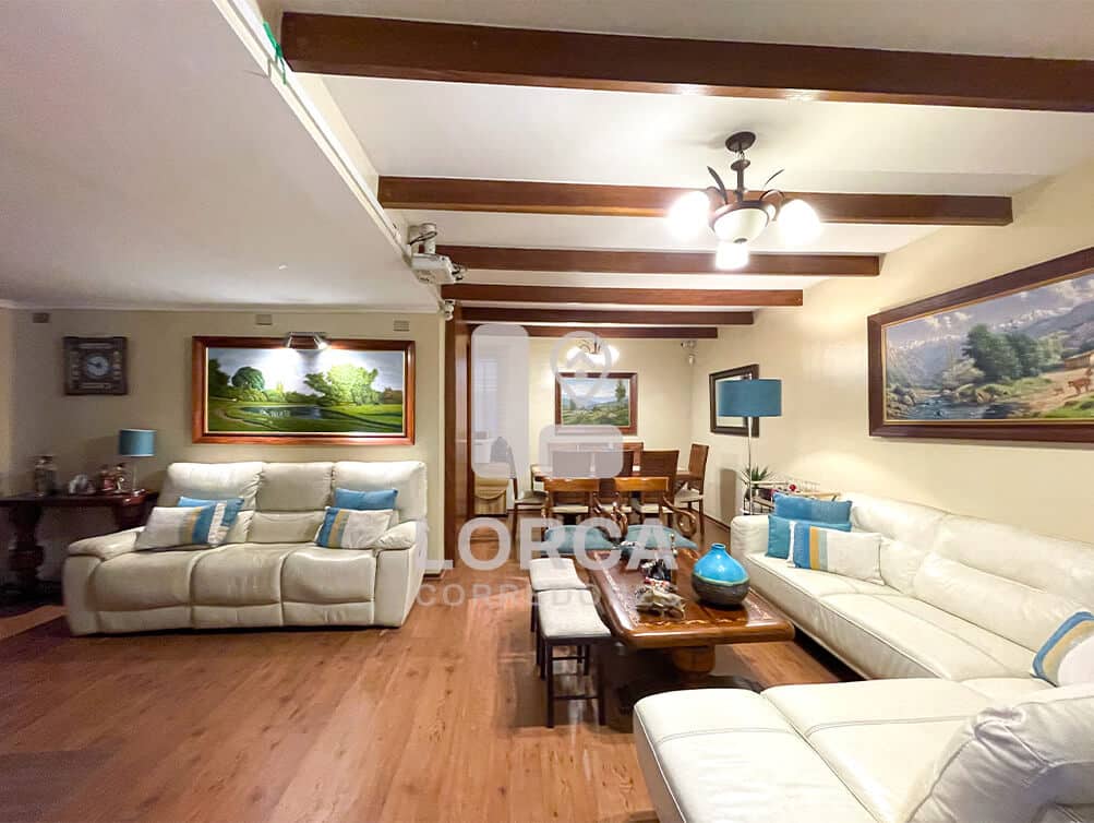 Casa en Venta Sector Hernando de Aguirre, Providencia, Santiago | 2 Pisos, 6 Dormitorios (1 Suite Principal con Walking y Tina de Hidromasaje), 4 Baños, 148 m² Útiles sobre 225 m² de Terreno, Quincho con Horno y Parrilla, Techo Retráctil, 2 Estacionamientos Techados, UF 14.000