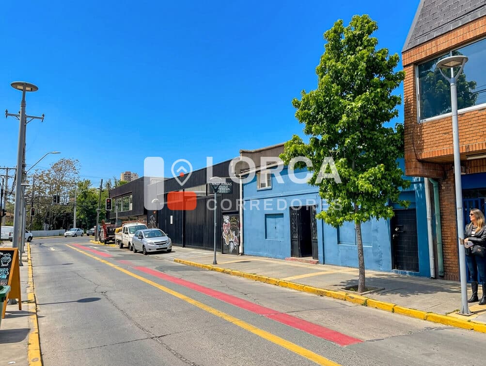 Local Comercial en Arriendo Av. Baquedano, Centro de Quilpué | Galpón Amplio con Techo Alto, Estructura Metálica a la Vista, Zona C1 del PRC (Comercio, Gastronomía, Servicios, Salud, Educación, Gimnasio, Oficinas y Más), Frente a Av. Principal con Alto Flujo Peatonal y Vehicular, $2.500.000