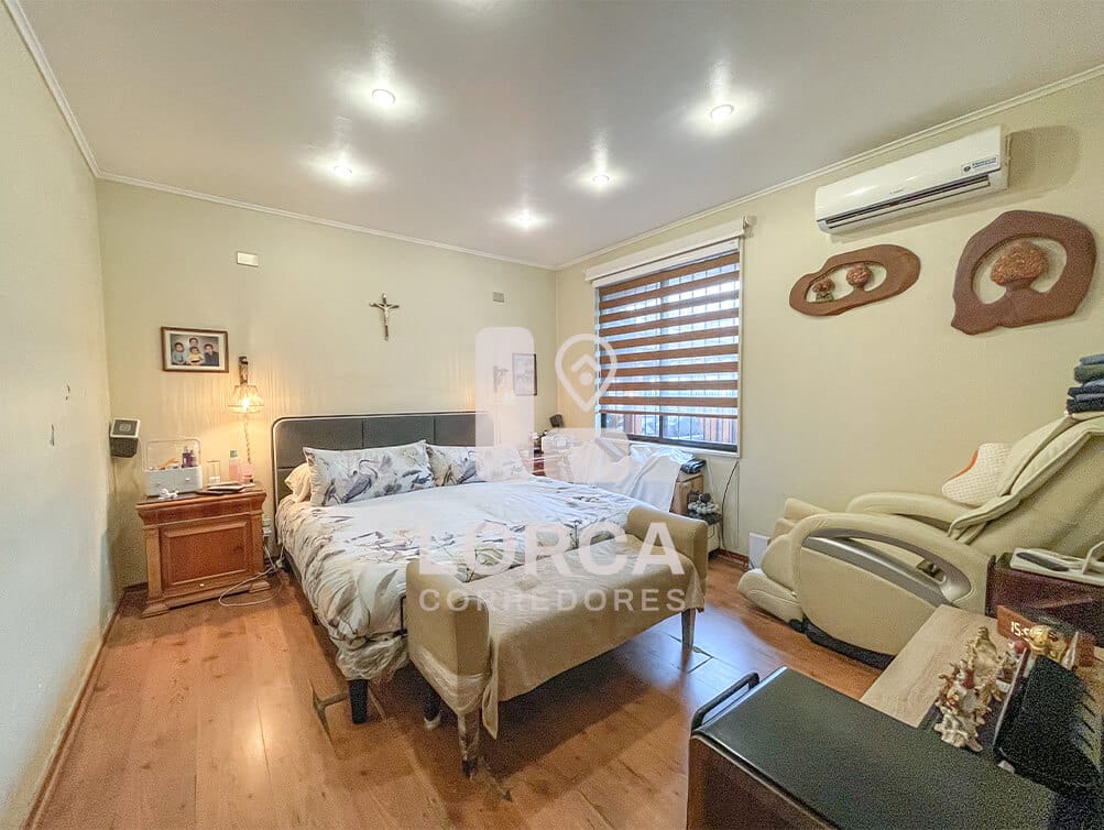 Casa en Venta Sector Hernando de Aguirre, Providencia, Santiago | 2 Pisos, 6 Dormitorios (1 Suite Principal con Walking y Tina de Hidromasaje), 4 Baños, 148 m² Útiles sobre 225 m² de Terreno, Quincho con Horno y Parrilla, Techo Retráctil, 2 Estacionamientos Techados, UF 14.000