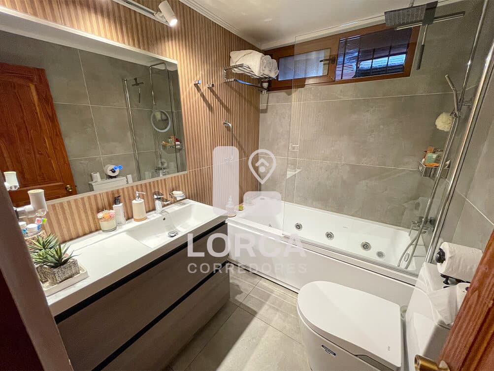 Casa en Venta Sector Hernando de Aguirre, Providencia, Santiago | 2 Pisos, 6 Dormitorios (1 Suite Principal con Walking y Tina de Hidromasaje), 4 Baños, 148 m² Útiles sobre 225 m² de Terreno, Quincho con Horno y Parrilla, Techo Retráctil, 2 Estacionamientos Techados, UF 14.000
