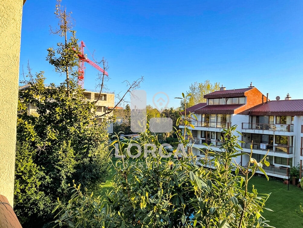 Departamento en Venta Edificio Rukamahuida, Centro de Pucón | 3 Dormitorios, 2 Baños, 65 m² Útiles, Piso 3, Terraza con Vista a las Montañas, con Estacionamiento y Bodega, Edificio con Piscina, UF 5.600